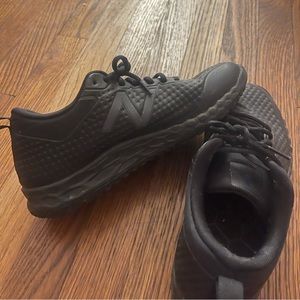 Men’s size 9 slip resistant shoe